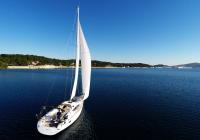 barcha a vela barca a vela navigare nella baia del mare Croazia cielo blu vele di yacht a vela